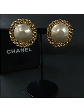 CHANEL Gold-Tone Faux Pearl Rope-Frame Clip Earrings👝